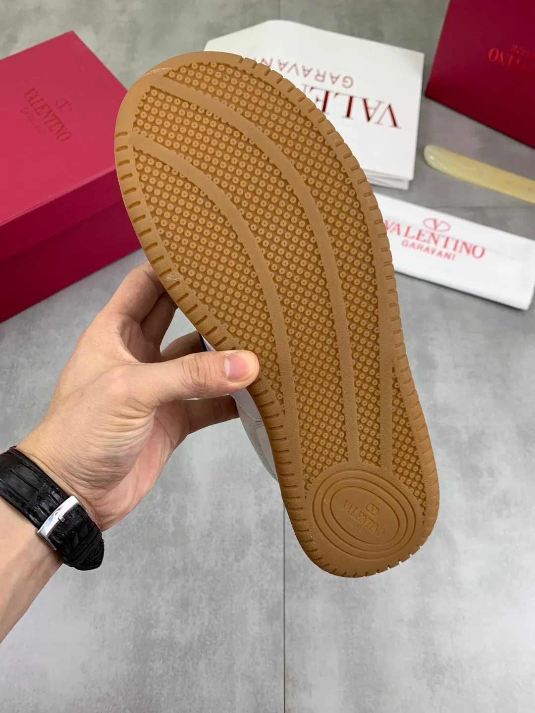 Men's men's shoes 💰P680 New Valentino 𝑶𝒏𝒆𝑺𝒕𝒖𝒅 Couple's sports shoes series Valentino 2025 new couple's sports shoes are on sale. The original ZP purchase and dismantling. Repeated pattern making and modification. 1:1 restoration! Top luxury masterpiece Velcro design Soft and comfortable imported calfskin brings excellent elegant texture and excellent on-foot comfort Top purchasing version upper: imported calfskin surface/original oil edge craftsmanship Lining: water-dyed sheepskin lining Outsole: original development 𝐓𝐏𝐔 two-color combination outsole Packaging: original configuration complete package Code number: 35-46